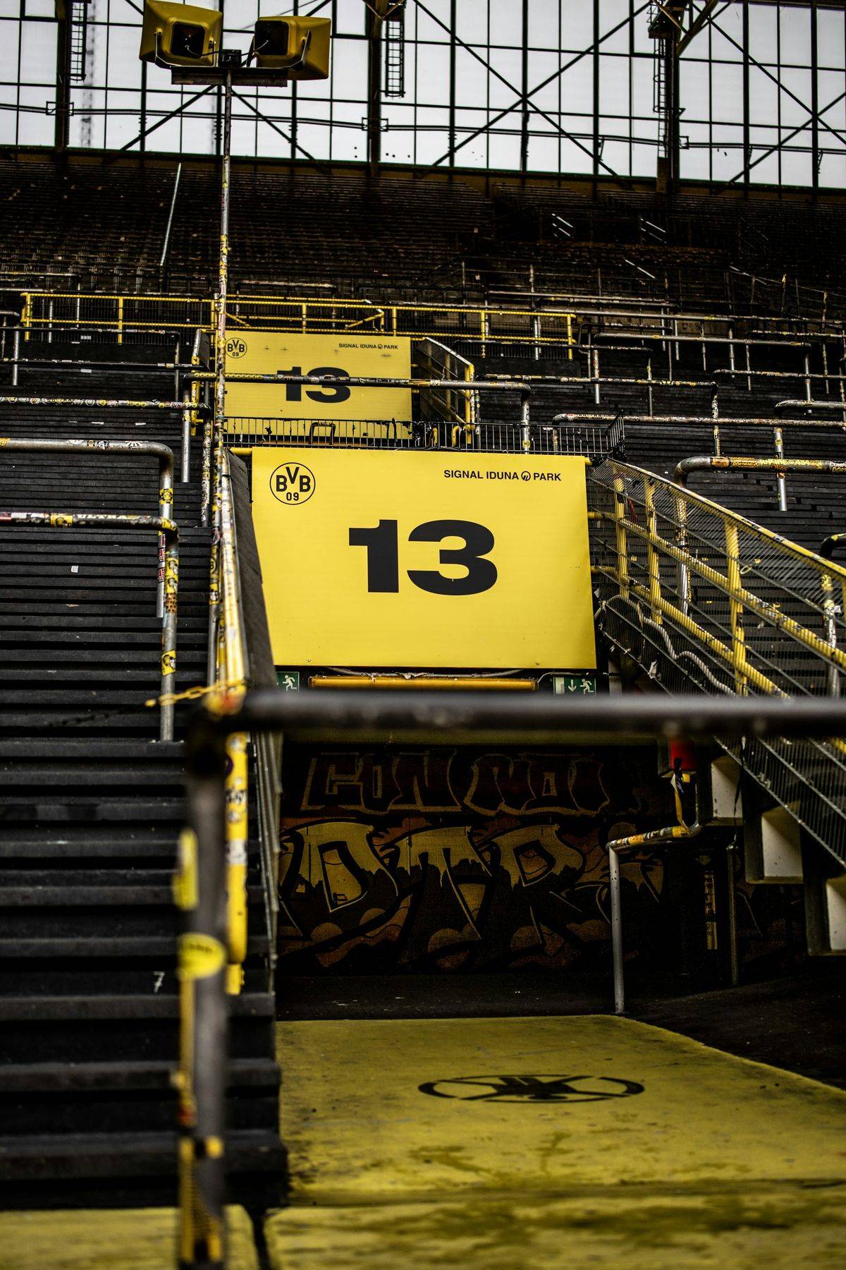 Treppe zu Block 13 auf der Tribüne im Signal Iduna Park, dem Stadion von Borussia Dortmund, mit dem gelben BVB-Schild